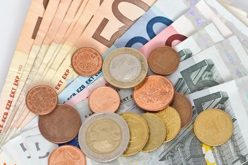 Foto: Euromünzten und -scheine